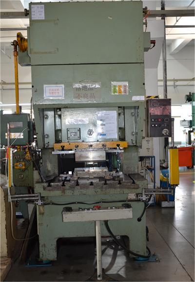 6、80T順?biāo)蜎_壓機(jī).JPG